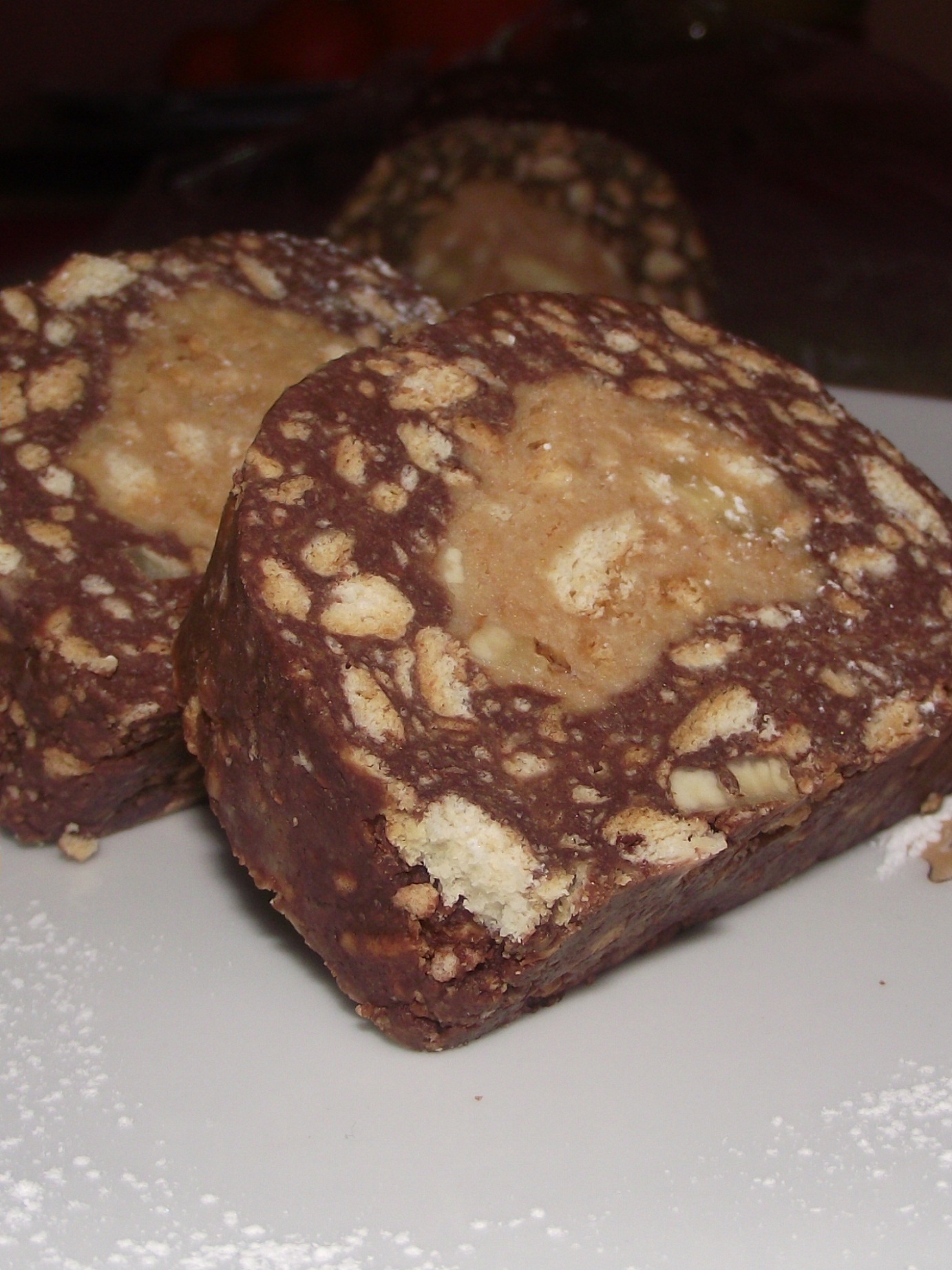 Salam de biscuiţi, reţetă cu cacao si ciocolata alba