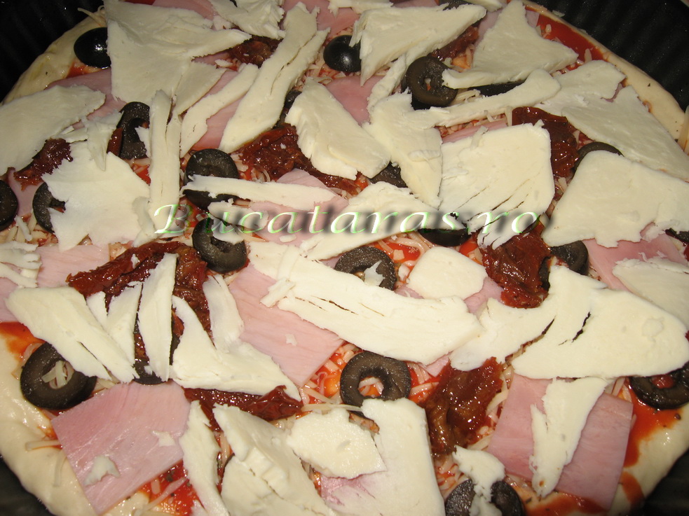 Pizza cu sunca si rosii uscate