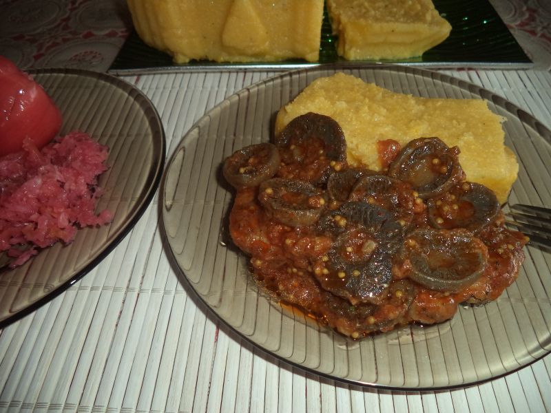 Tocanita de ciuperci cu carne de porc