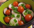 Salata de primavara cu ridichi, ceapa verde si rosii cherry-3