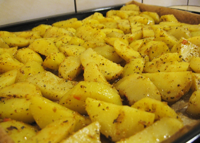 Cartofi aurii cu cascaval la cuptor