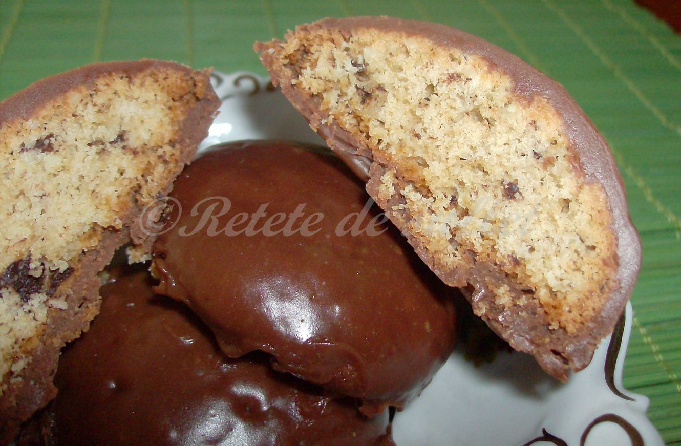 Biscuiti in glazura de ciocolata cu fragi