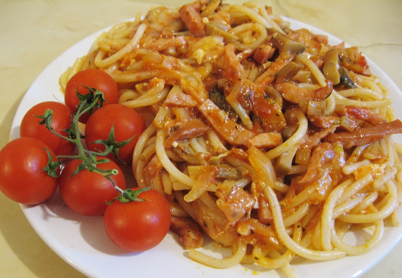 Spaghete cu muschiulet de porc si ciuperci