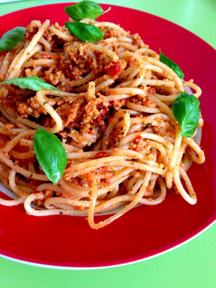 Spaghete în sos pesto special