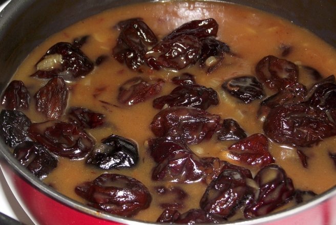 Reteta de mancare traditionala de prune uscate cu sos de zahar ars