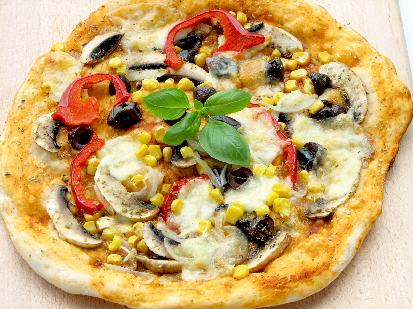 Pizza vegetariana cu blat subtire si crocant