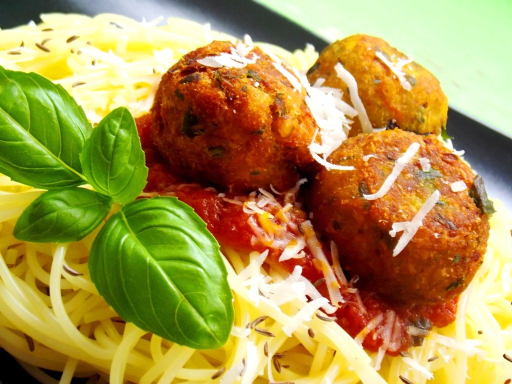 Spaghetti cu sos de tomate şi chifteluţe din linte