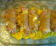 Rulouri din pulpe  de pui cu legume , branza topita si pepene galben  pe pat de cartofi-12