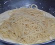 Spaghete cu sos de branzeturi si fulgi de chili-5