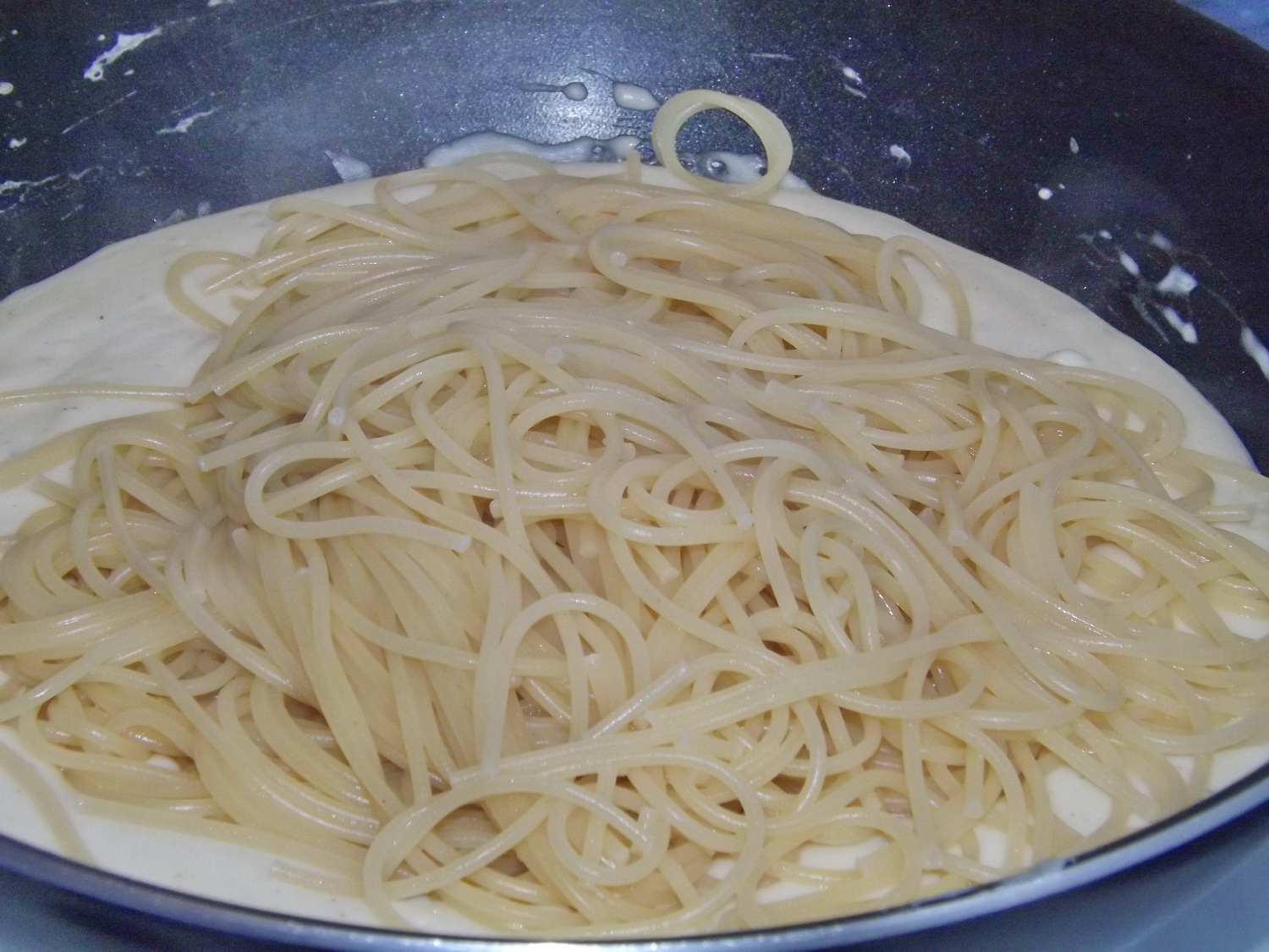 Spaghete cu sos de branzeturi si fulgi de chili