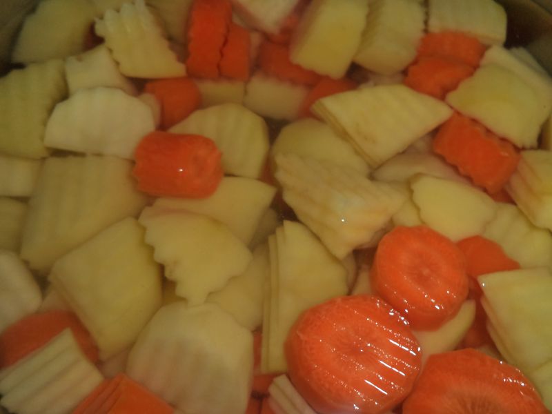 Legume la cuptor cu carnati
