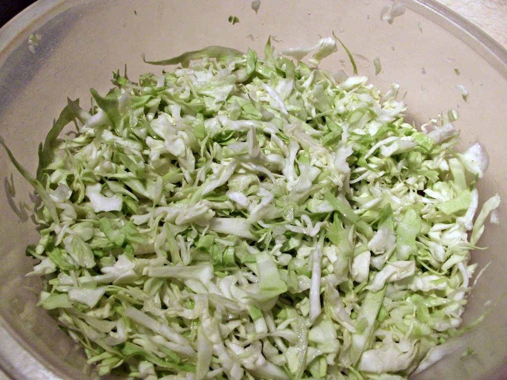 Salata de legume, cu sos de usturoi si iaurt