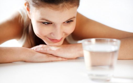 8 motive pentru care sa NU bei 8 pahare cu apa, pe zi
