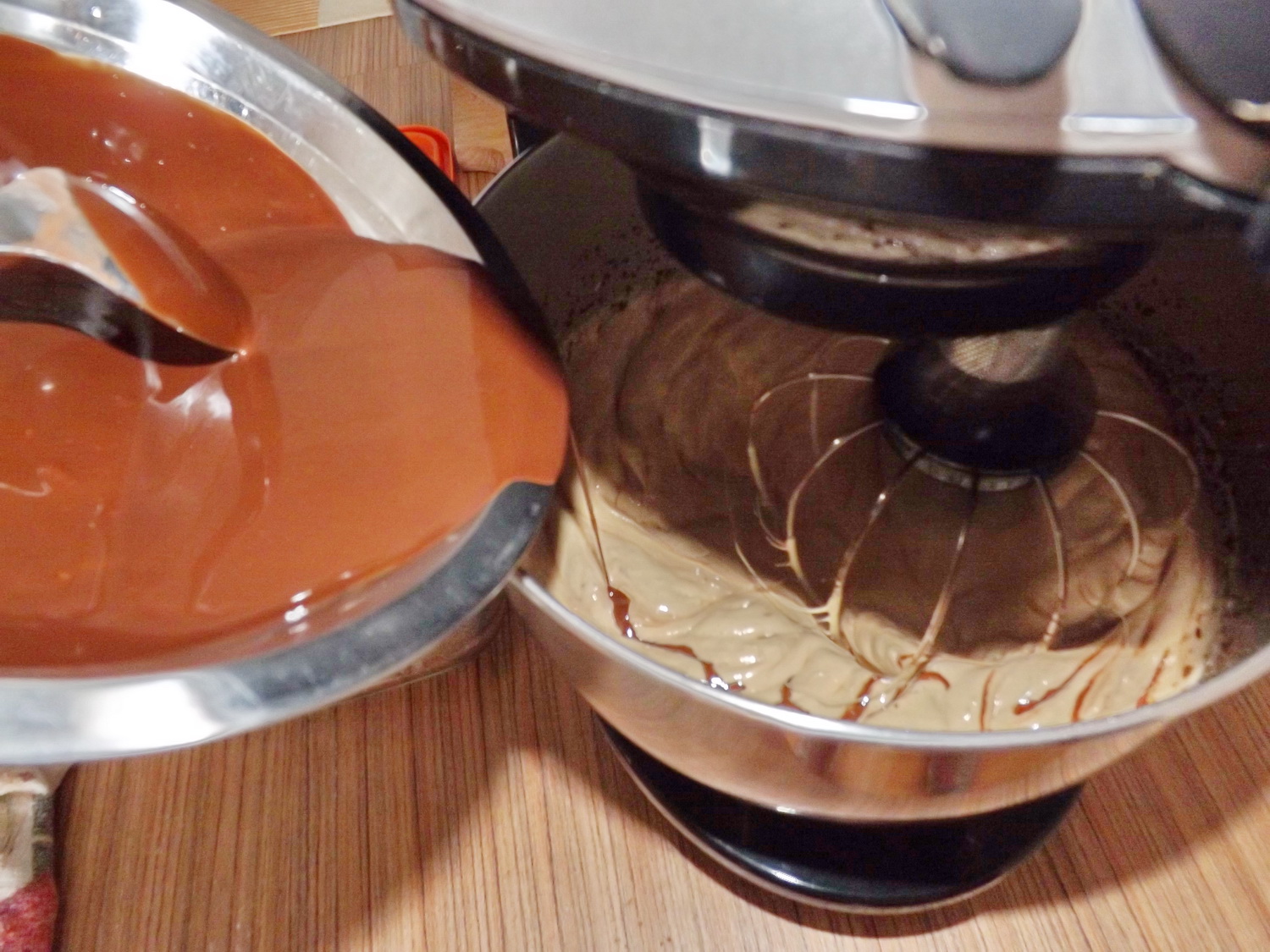 Tort de ciocolata cu fructe deshidratate si crema rapida
