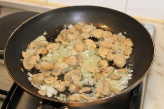 Paste cu ton si ciuperci gratinate la cuptor