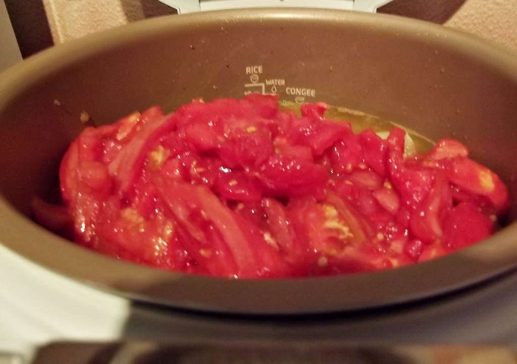 Tocanita de rosii cu ardei copt si carne de curcan