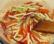 Somon asiatic crocant si noodels cu legume-5