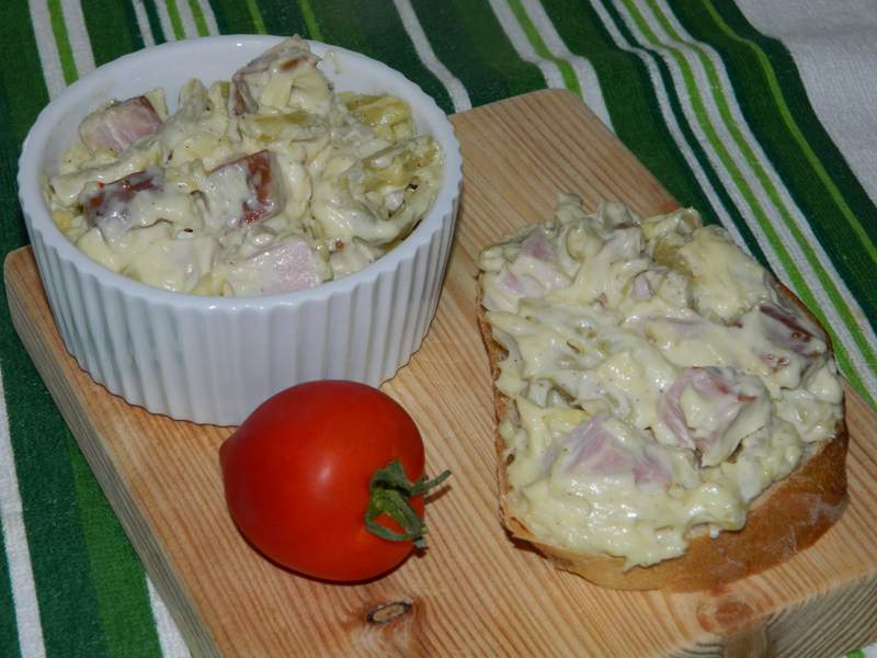 Salata de pastai cu pastrama si maioneza