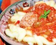 Perișoare în sos tomat cu capere și măsline, acompaniate de Serpentine de la Băneasa-9