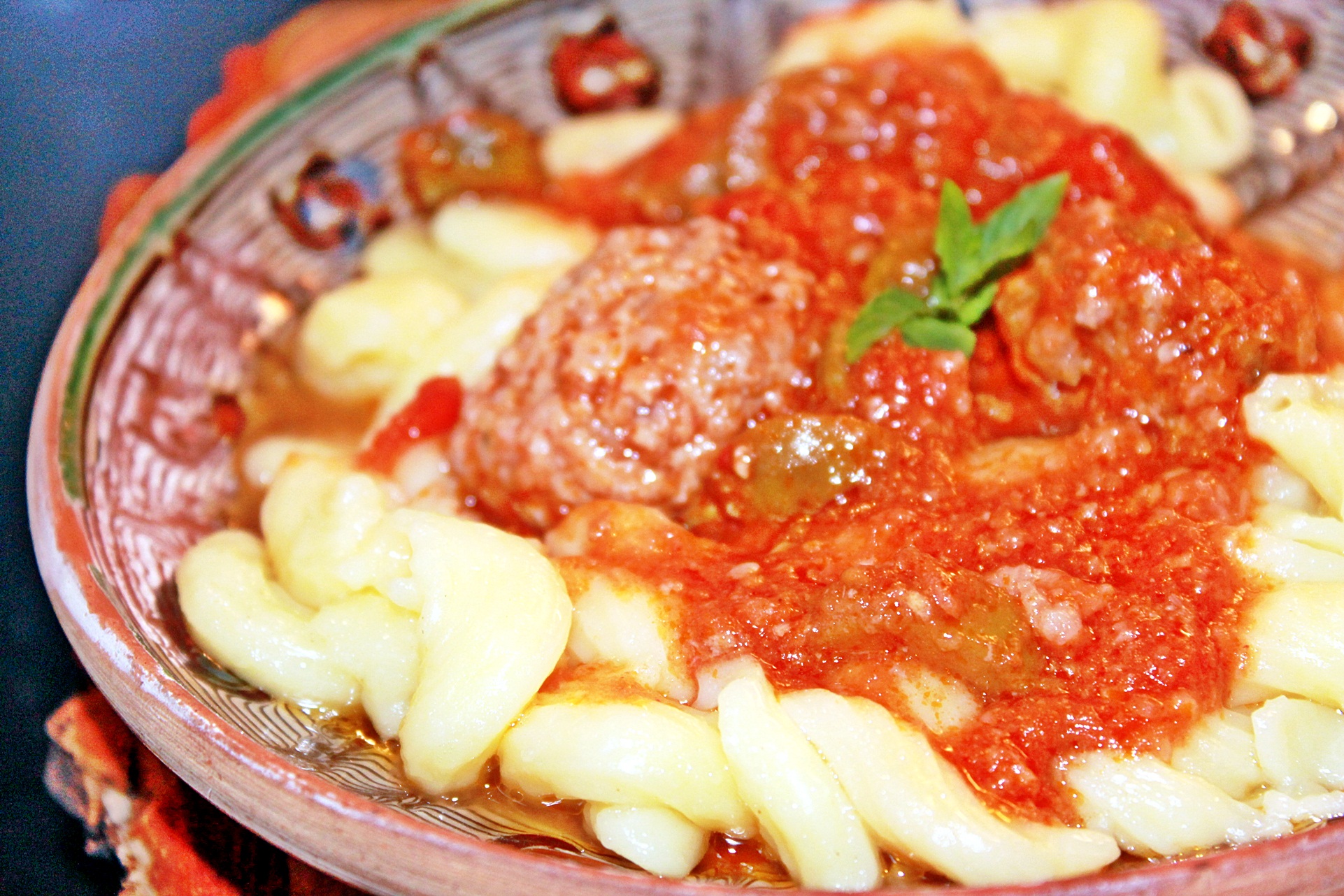 Perișoare în sos tomat cu capere și măsline, acompaniate de Serpentine de la Băneasa