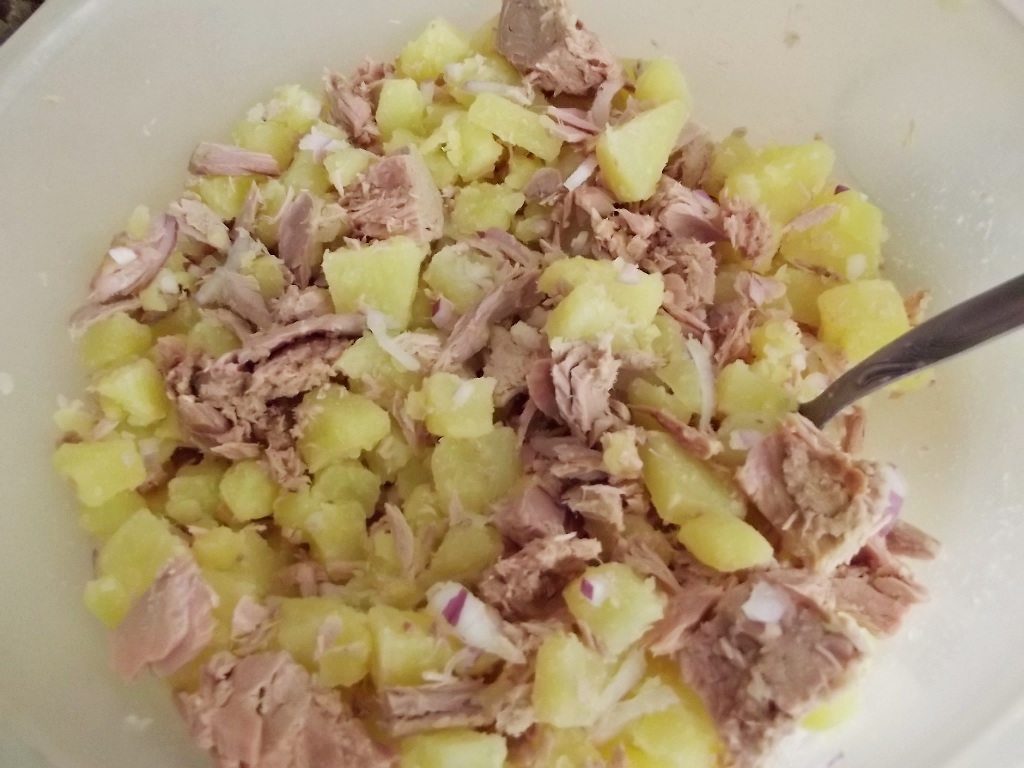 Salata de ton cu cartofi si maioneza