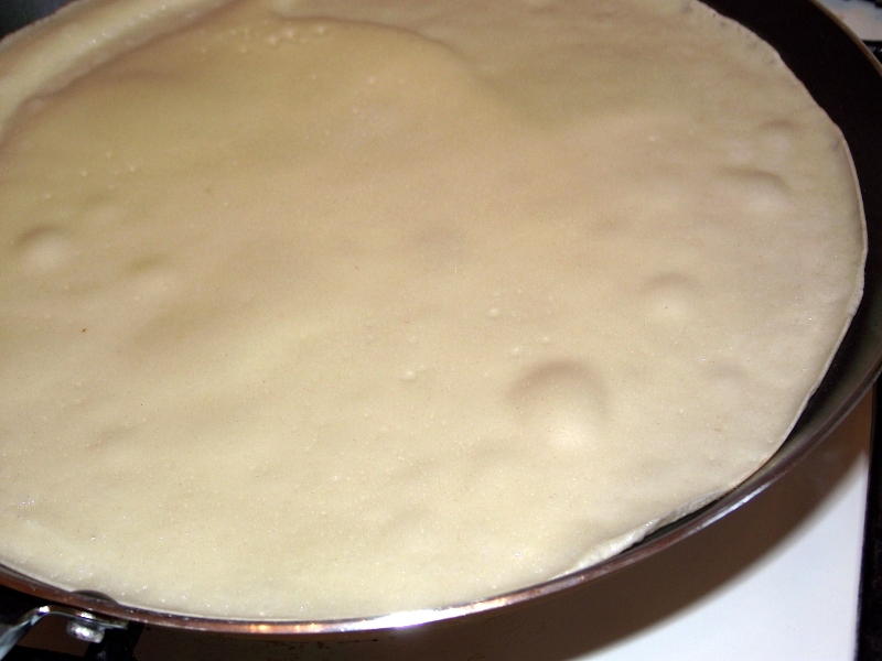 Clatite pufoase reteta cu inghetata asortata si sos de zmeura