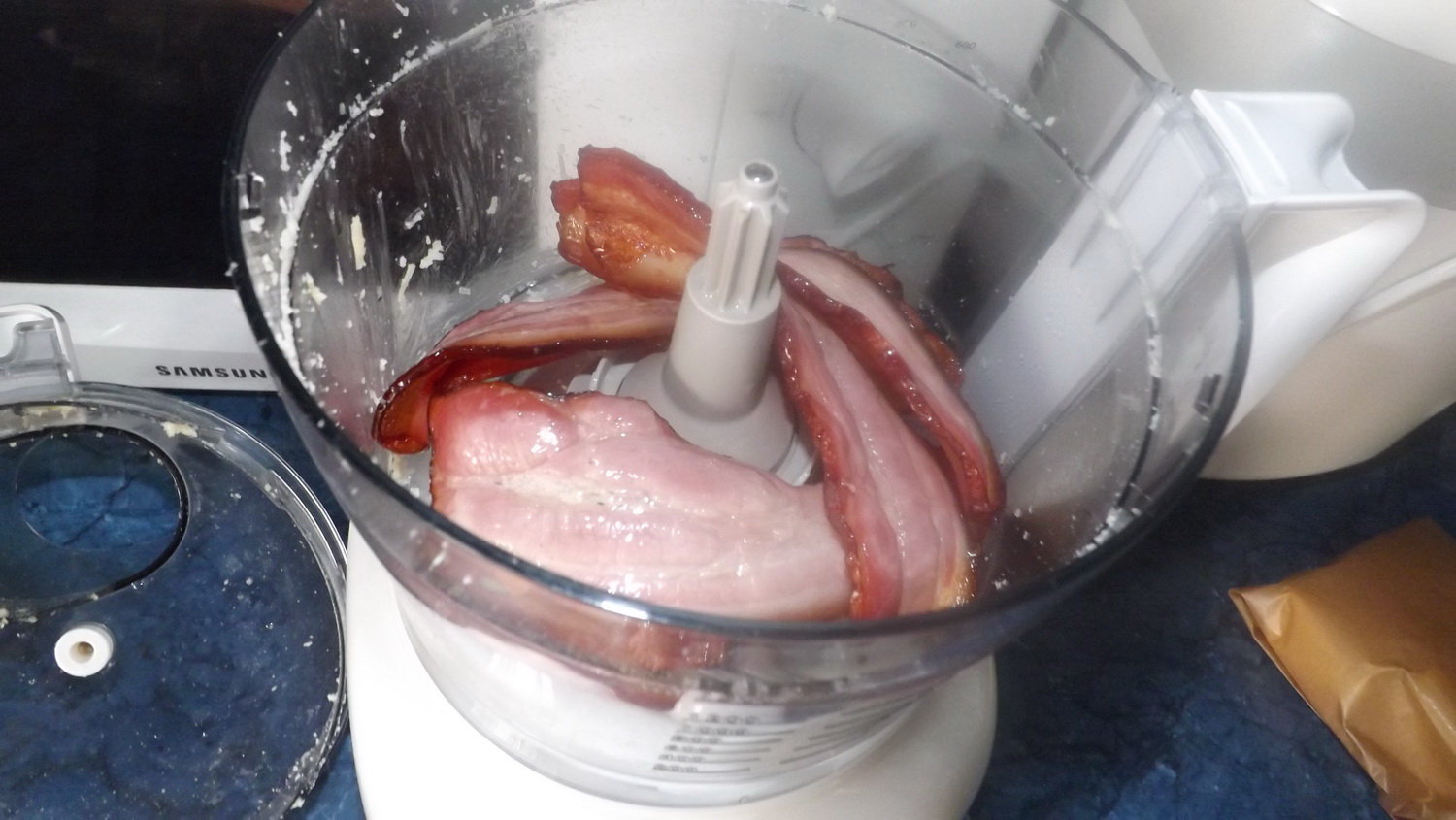 Melcisiori si conopida gratinate, sub crusta de bacon