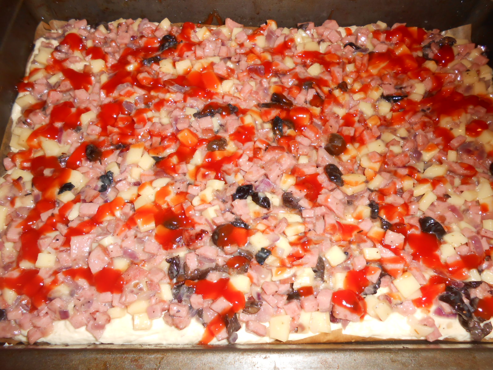 Pizza cu ceapa rosie si salam de porc