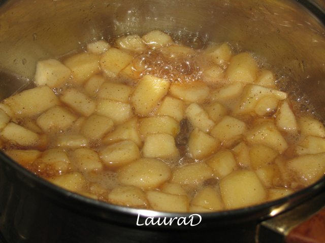 Pachetele crocante si aromate umplute cu mere si stafide