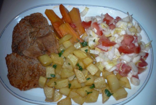 Friptura din carne de porc fiarta in vin cu garnitura de cartofi la tigaie