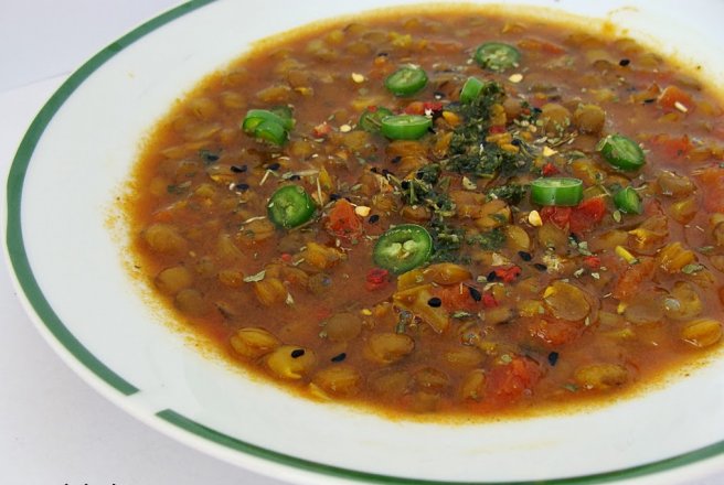 Supa de linte verde cu rosii si arome indiene