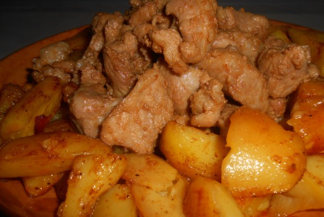 Cartofi la cuptor si friptura de porc la tuci
