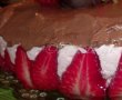 Tort cu mousse de capsuni si glazura de ciocolata-3