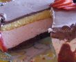 Tort cu mousse de capsuni si glazura de ciocolata-4