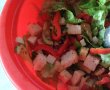 Salata cu legume, piept de pui si sos de usturoi-2