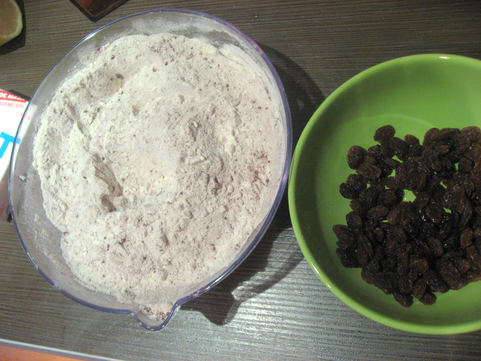 Ciocolata de casa cu stafide si rom