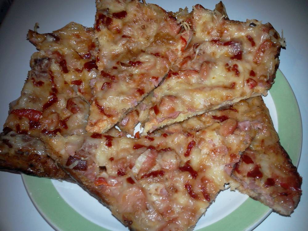 Pizza cu aluat din paine toast