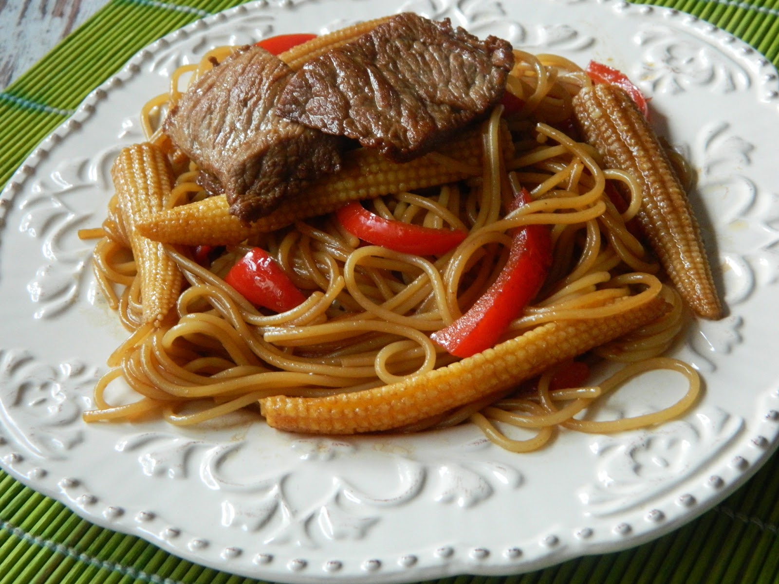 Spaghetti cu vita si ministiuleti de porumb