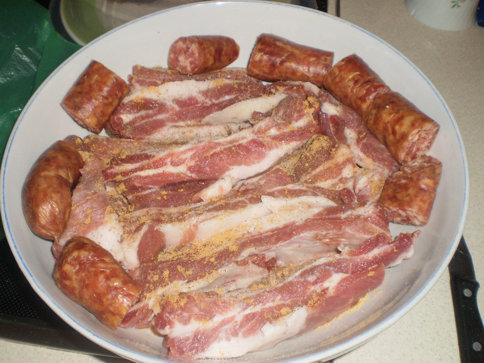 Tava lipicioasa (piept de porc, coaste si carnati la cuptor)