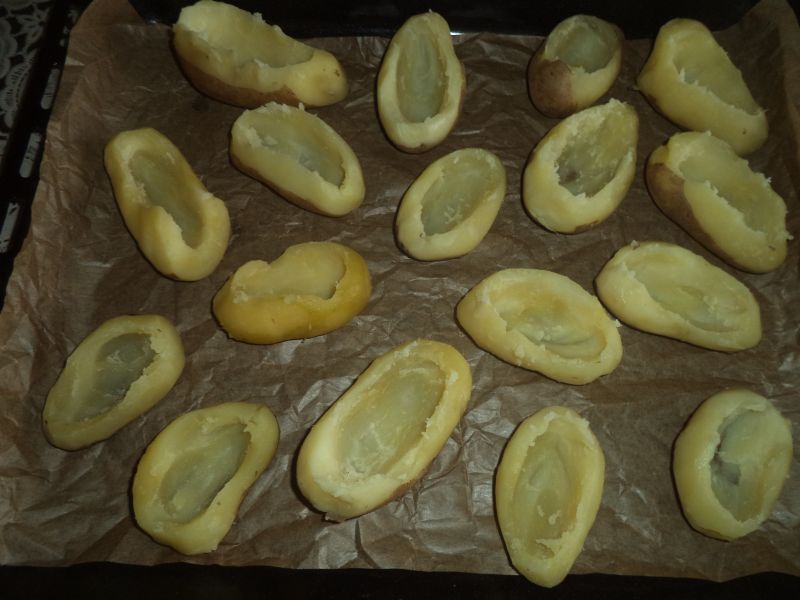 Cartofi umpluti cu crema de branza la cuptor