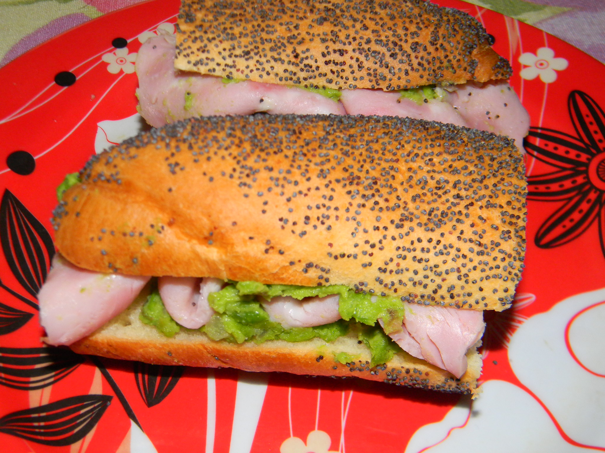 Sandvici cu sunca si mazare verde