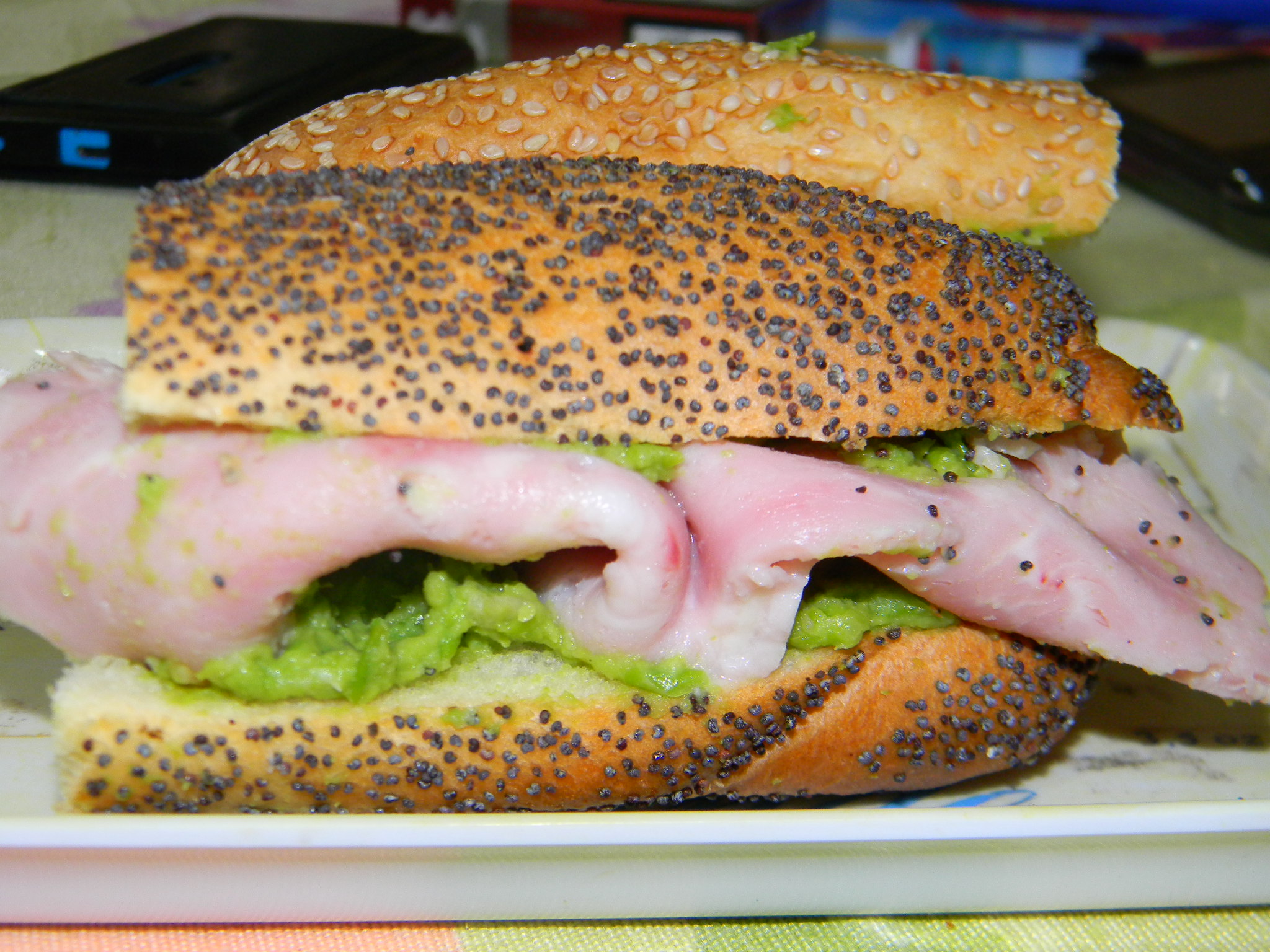 Sandvici cu sunca si mazare verde