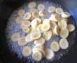 Tort cu banane,nuci pecan si sos de capsuni-2