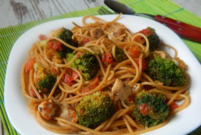 Spaghetti integrale cu broccoli si piept de pui