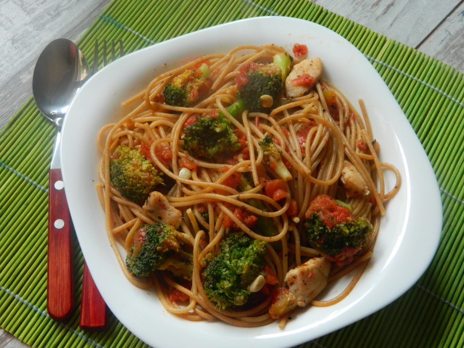 Spaghetti integrale cu broccoli si piept de pui