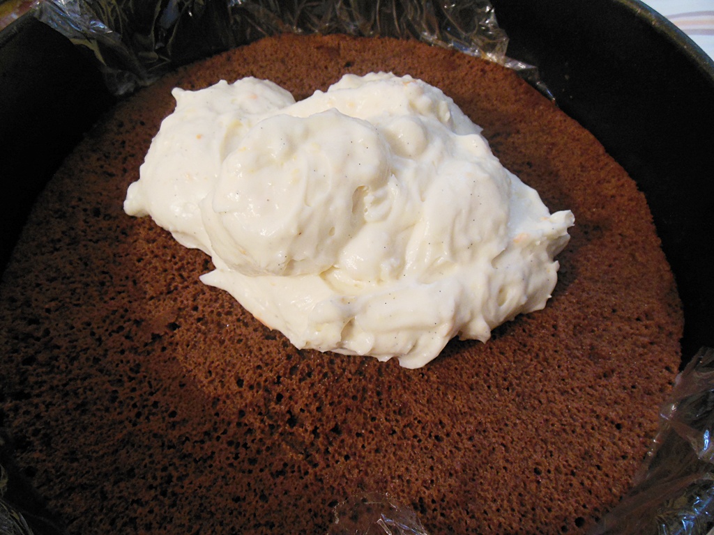 Tort cu crema de vanilie si ganache de ciocolata alba
