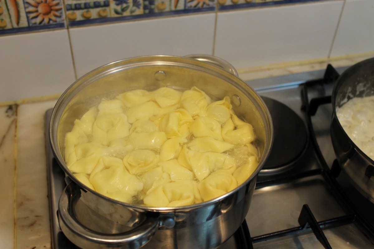 Tortellini cu branza si sos de ciuperci