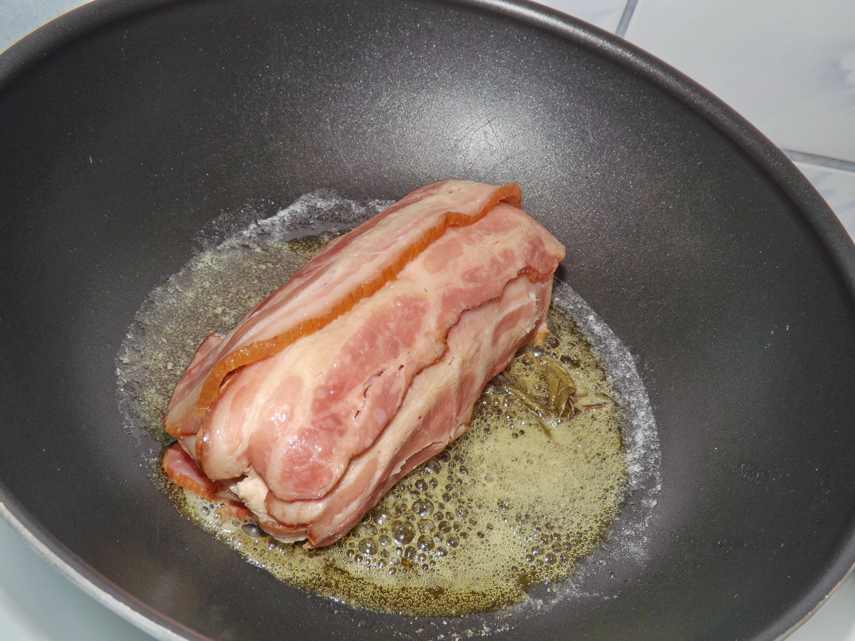 Rulou din piept de pui cu bacon si prune uscate