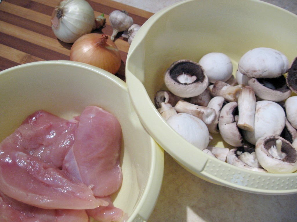 Sote de ciuperci cu piept de pui si usturoi