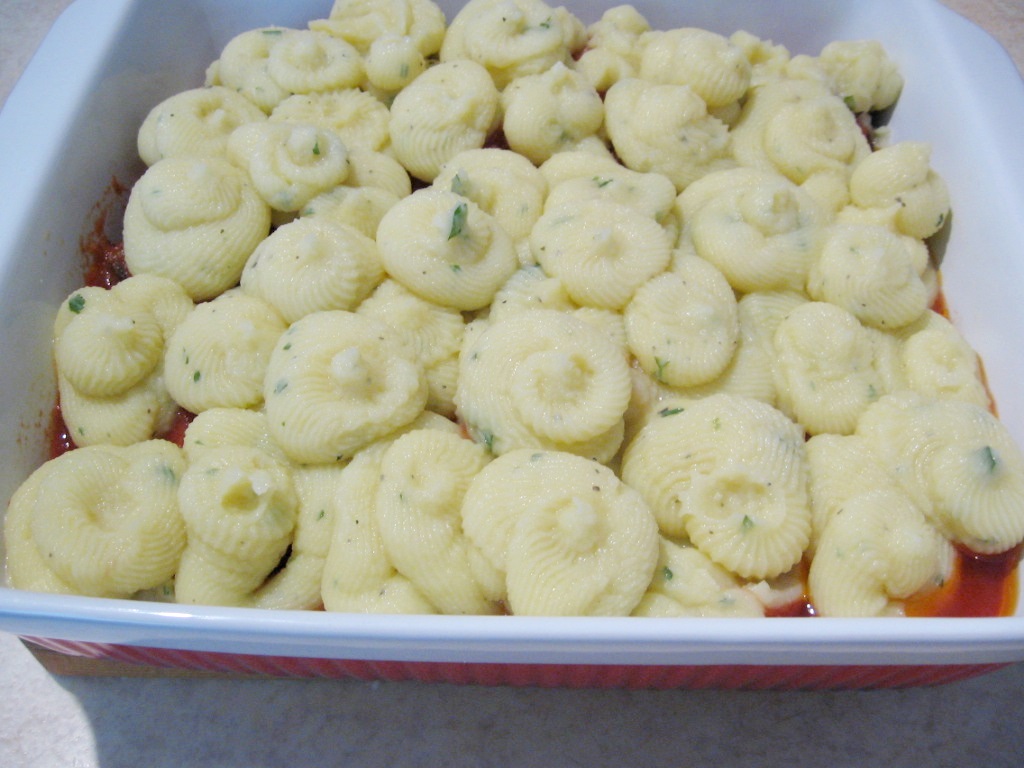 Friptura de pui in sos de rosii, sub capac de cartofi